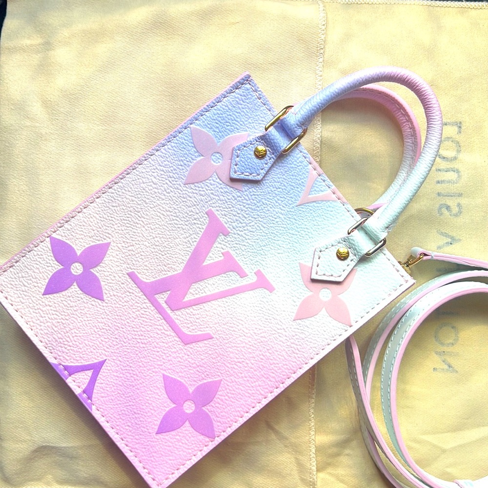 💯Auth. Louis Vuitton Petit Sac Plat in Monogram gradation canvas Spring in city